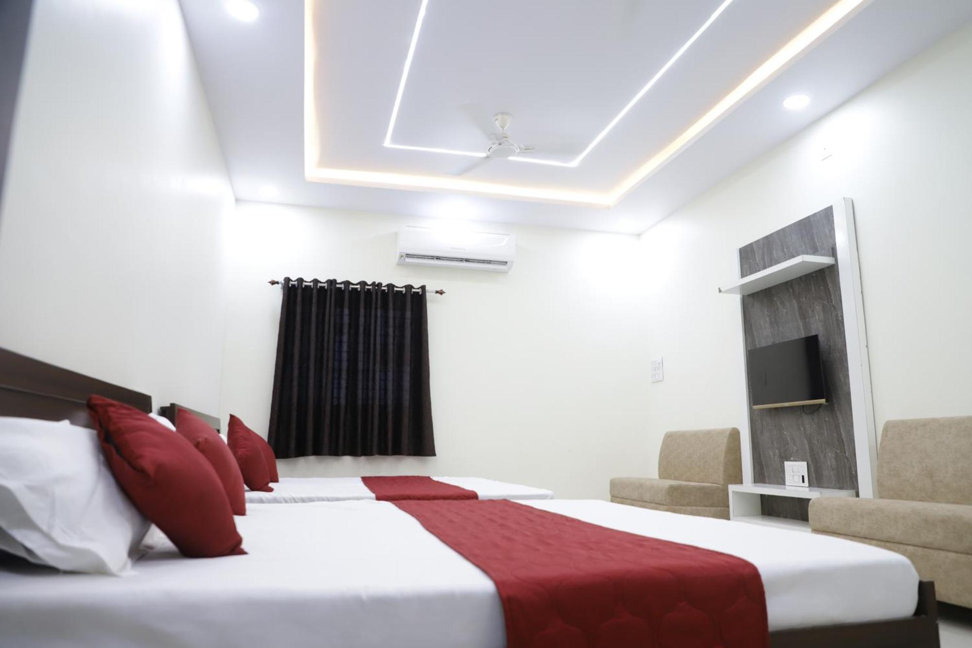 Hotel Jag Laxmi Palace Prime Location Main Road Near Mahakal Temple And Railway Station Ujjain Exterior photo