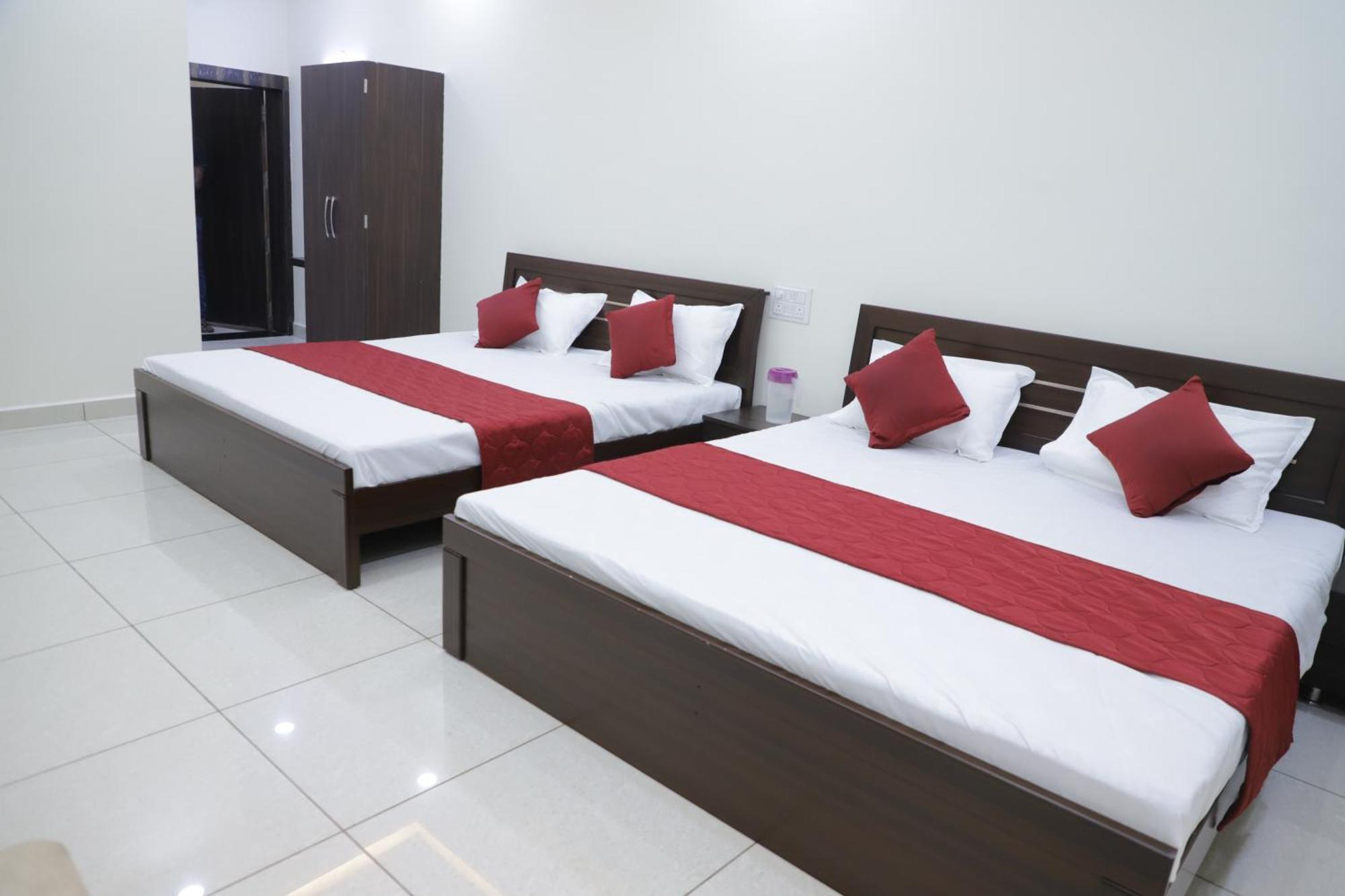 Hotel Jag Laxmi Palace Prime Location Main Road Near Mahakal Temple And Railway Station Ujjain Exterior photo